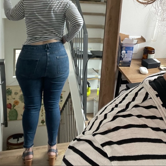 Good American Jeans - Picture 3 of 4